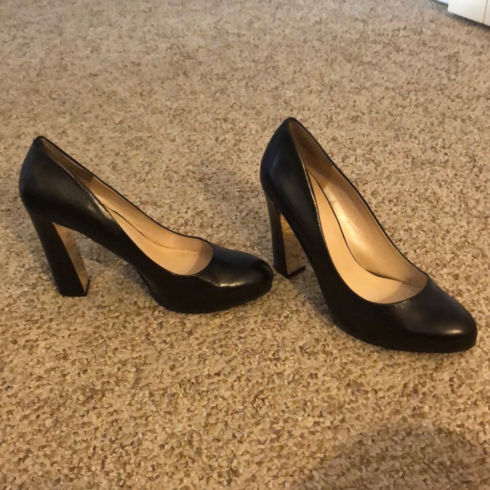 Black Nine West shoes.